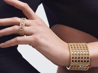 Dior藤格纹珠宝没镶钻照样抢镜 透出镜面或彩漆好时髦