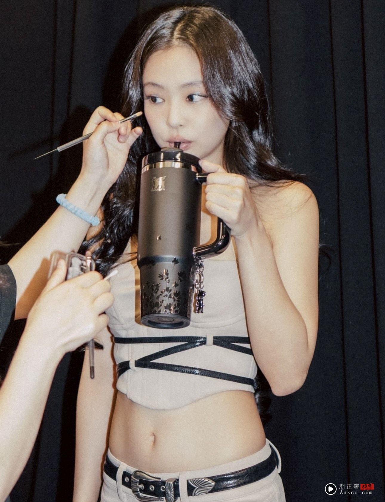 Jennie喝水也要时尚　设计水杯挂卡哇伊水豚吊饰 名人名流 图1张