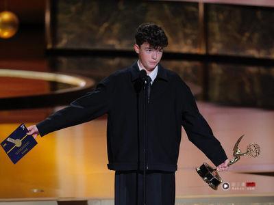 《混沌少年时》童星穿Gap外套登艾美奖掀话题！15岁巅峰时刻摘最年轻男配