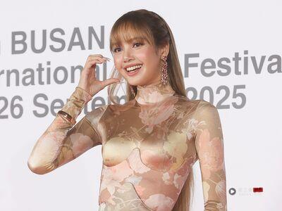 Lisa包紧紧但胸型毕露 变身花仙子挨批“造型一言难尽”