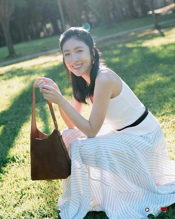 孙芸芸拎的锁头包20年前就红过　贾静雯、杨谨华都在背新欢1万多收 时尚穿搭 图7张