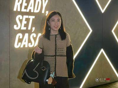 香港前女首富拎百万爱马仕包看秀　收藏满墙橘盒羡煞人