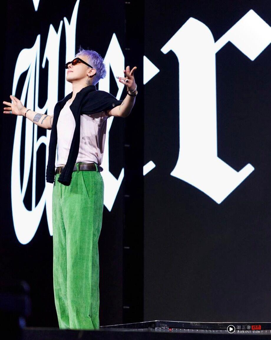 最会穿香奈儿的男人！GD巴黎演唱会换上订制西装搭羽毛胸针帅翻舞台 名人名流 图8张