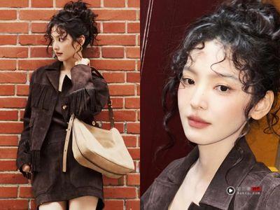 “人间初恋”章若楠慵懒羊毛卷包头太可爱 配暖调奶咖妆超级温柔