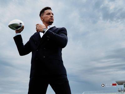 美式足球巨星戴名表被追问哪买　拓展副业和泰勒丝未婚夫开牛排馆