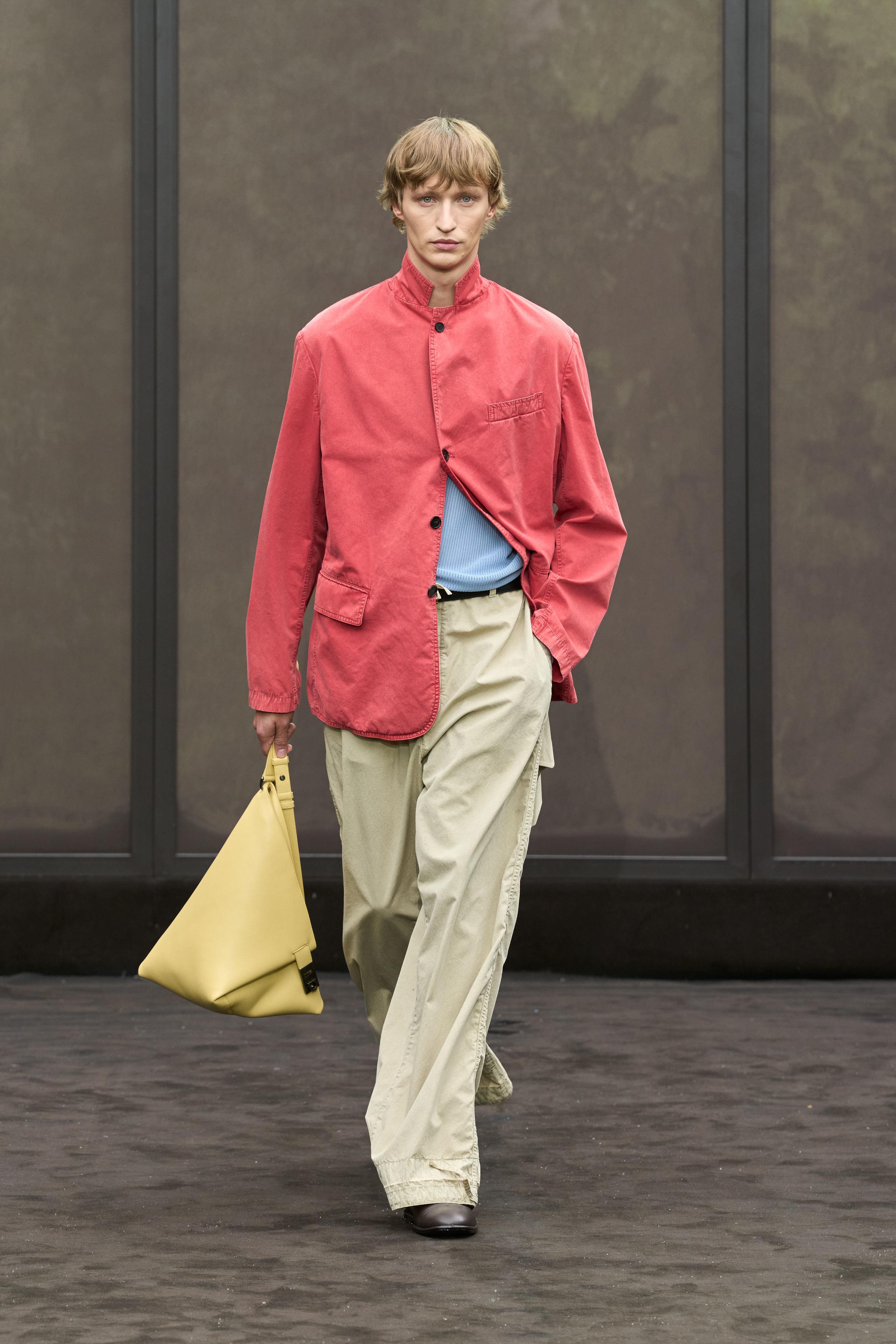 米兰时装周／拿Ferragamo羽毛包、踩S鞋跟走路超美　低腰豹纹回到20年代 时尚穿搭 图9张