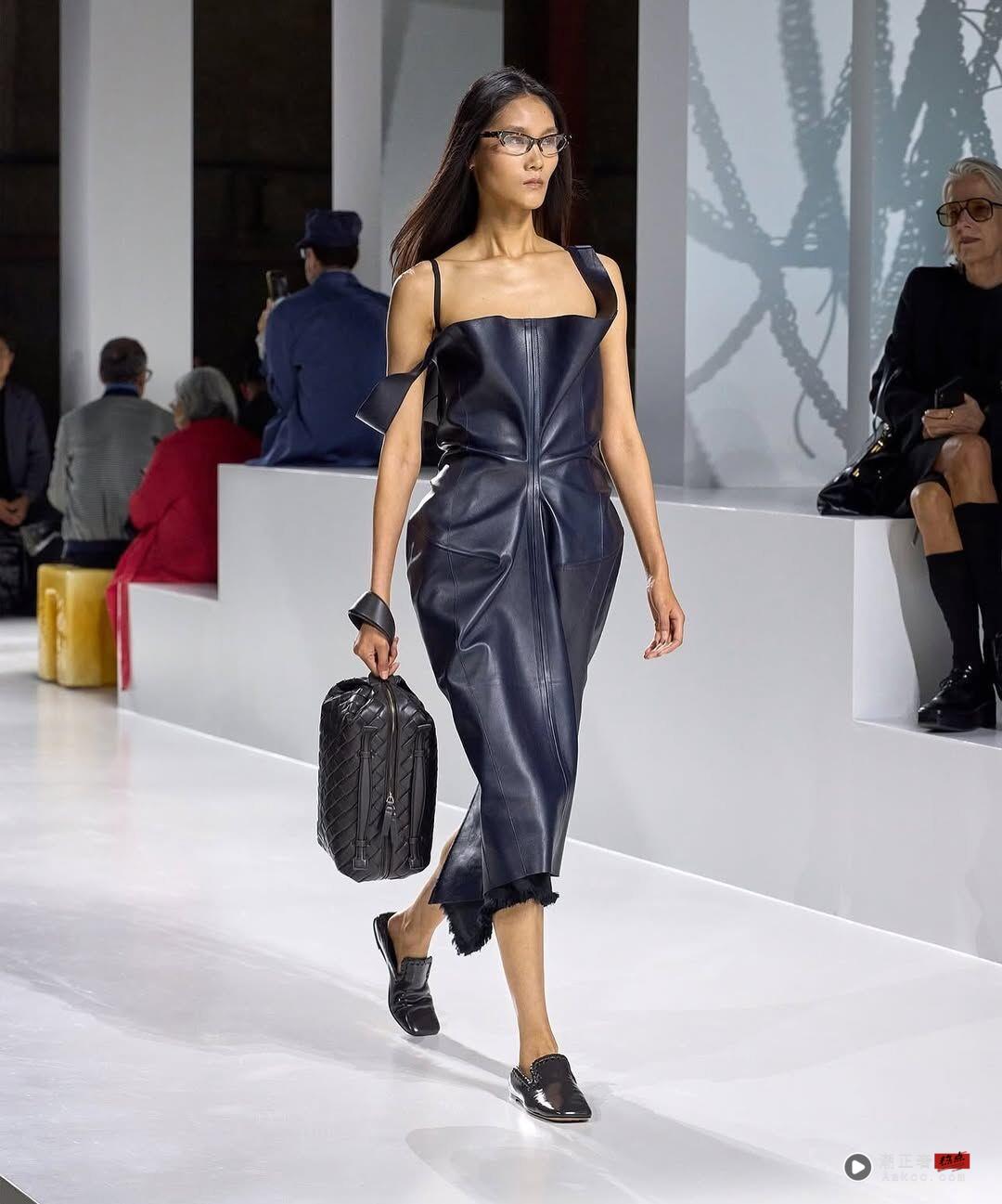 米兰时装周／拿Ferragamo羽毛包、踩S鞋跟走路超美　低腰豹纹回到20年代 时尚穿搭 图18张