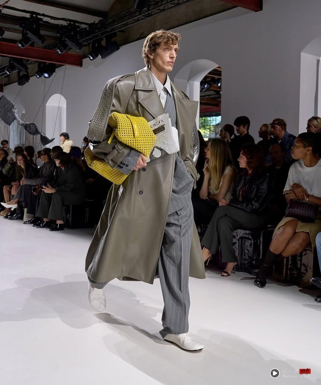 米兰时装周／拿Ferragamo羽毛包、踩S鞋跟走路超美　低腰豹纹回到20年代 时尚穿搭 图19张