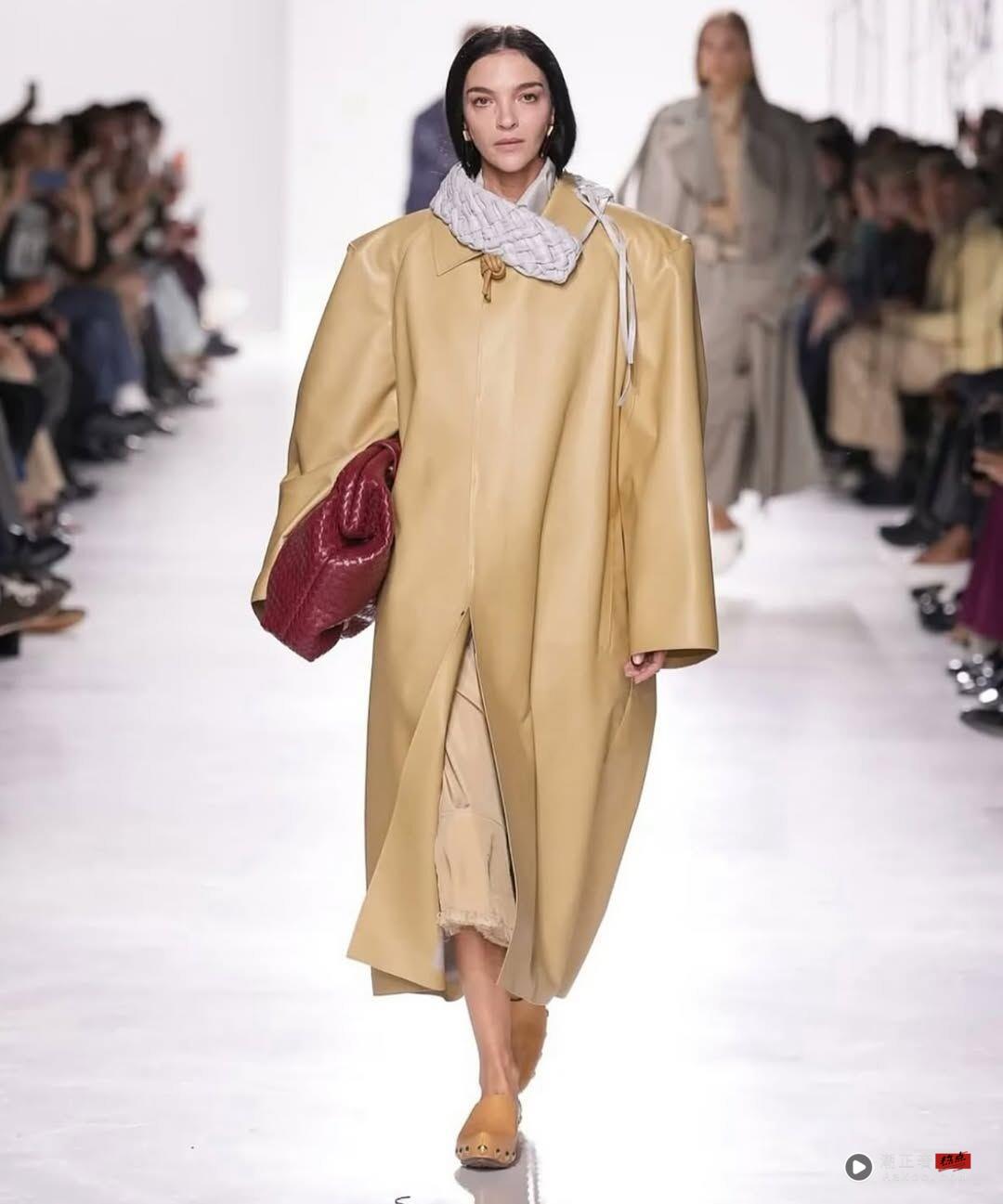 米兰时装周／拿Ferragamo羽毛包、踩S鞋跟走路超美　低腰豹纹回到20年代 时尚穿搭 图17张