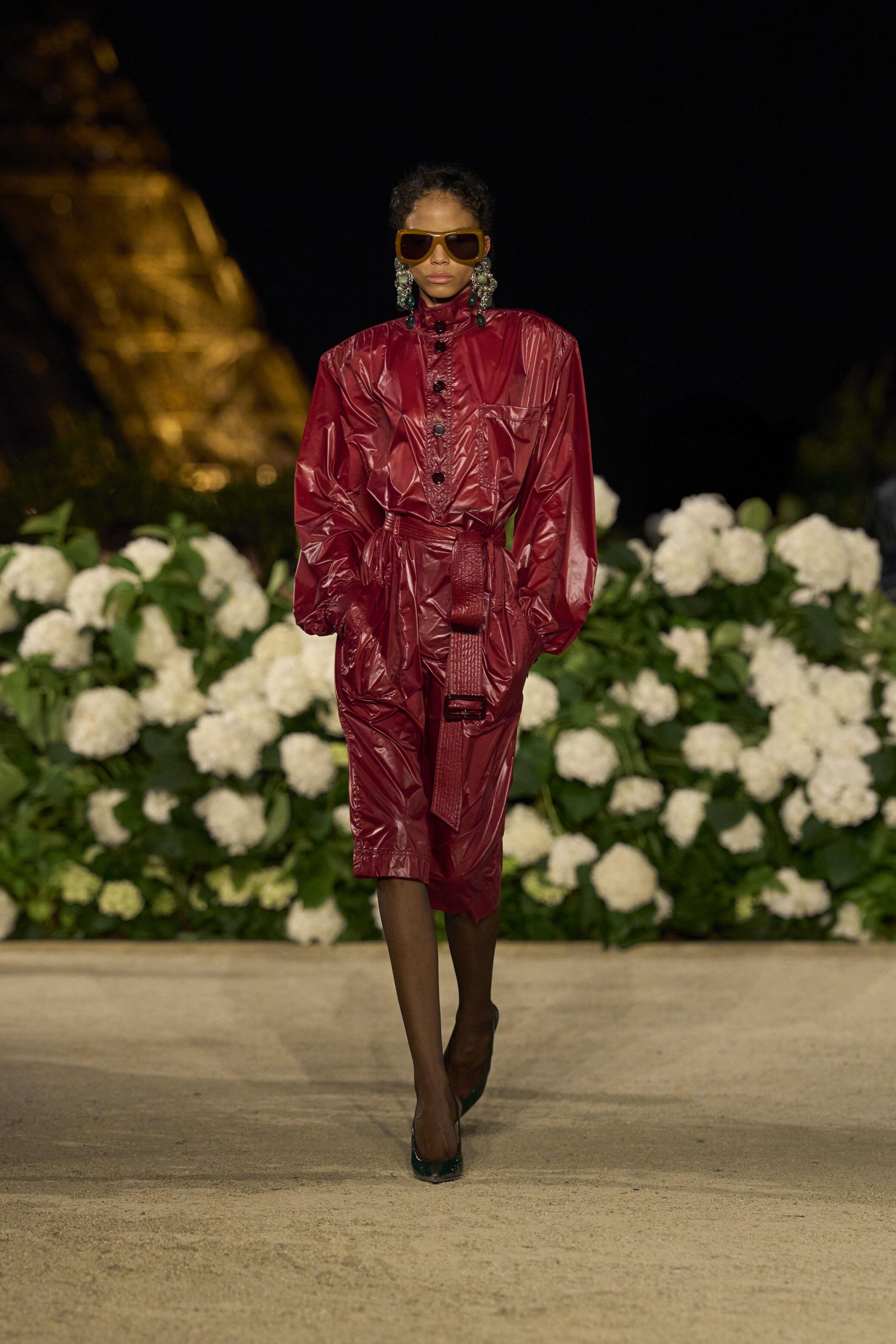 巴黎时装周／Rosé甜美睡衣裙助阵Saint Laurent！降落伞风衣、皮革套装成亮点 名人名流 图3张