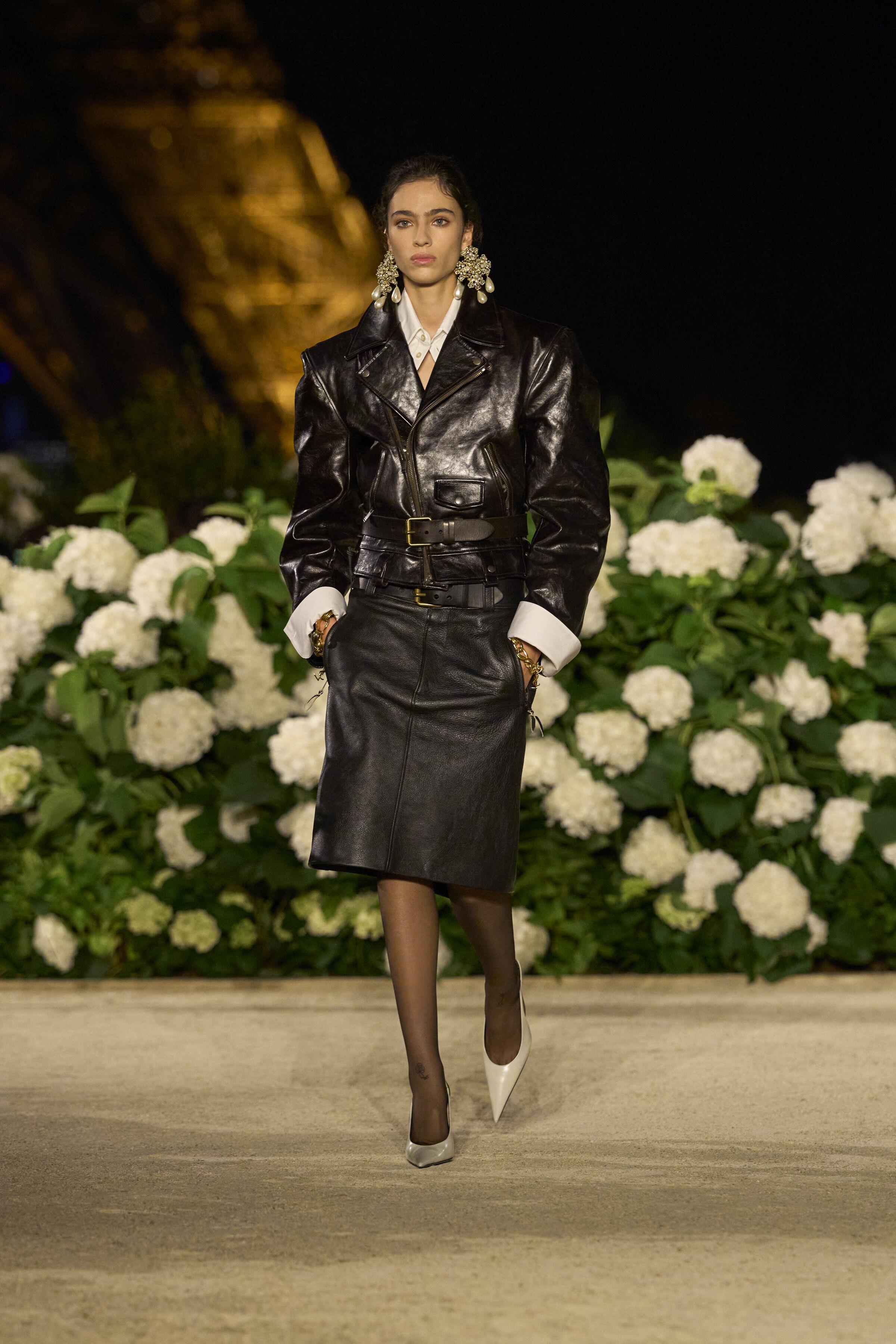 巴黎时装周／Rosé甜美睡衣裙助阵Saint Laurent！降落伞风衣、皮革套装成亮点 名人名流 图9张