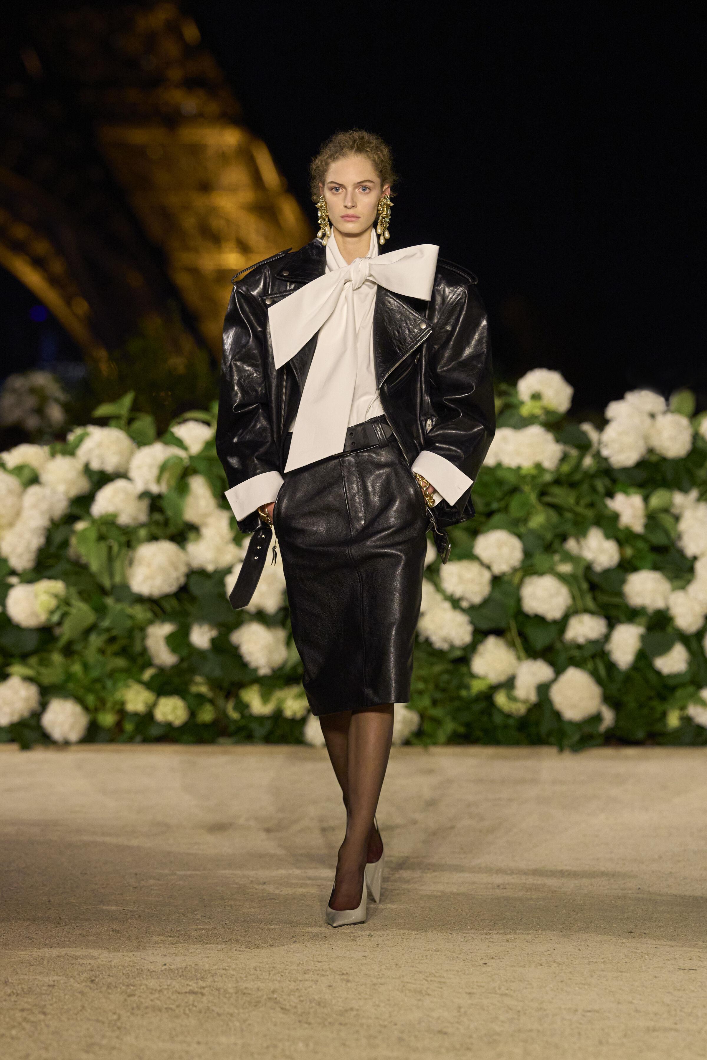 巴黎时装周／Rosé甜美睡衣裙助阵Saint Laurent！降落伞风衣、皮革套装成亮点 名人名流 图10张