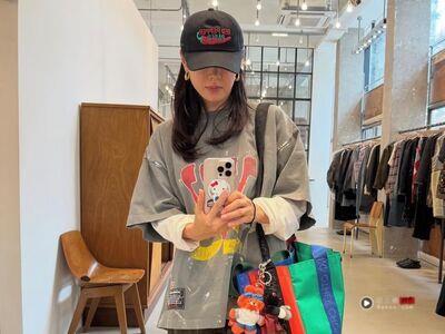 孙艺真帆布鞋穿搭宛如大学生　电影联名包配黑猫吊饰泄童心