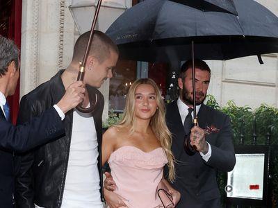 贝克汉搂腰又打伞变女儿保镳　“贝嫂”拎爱马仕上班气场超强