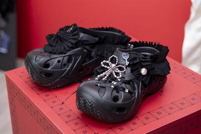 Crocs变走秀鞋！用布料＋鞋扣　设计师JENN LEE大改造成超级时髦款　