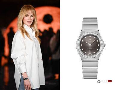 妮可基嫚婚变女儿相伴　极简造型配欧米茄水当当