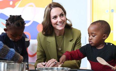 凯特王妃驾驭“贝嫂”橄榄绿套装　衣服24小时卖光再掀“凯特效应”