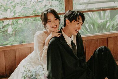 刘俊谦与蔡思韵结婚！两套复古婚纱浪漫亮相　文青风超像拍电影