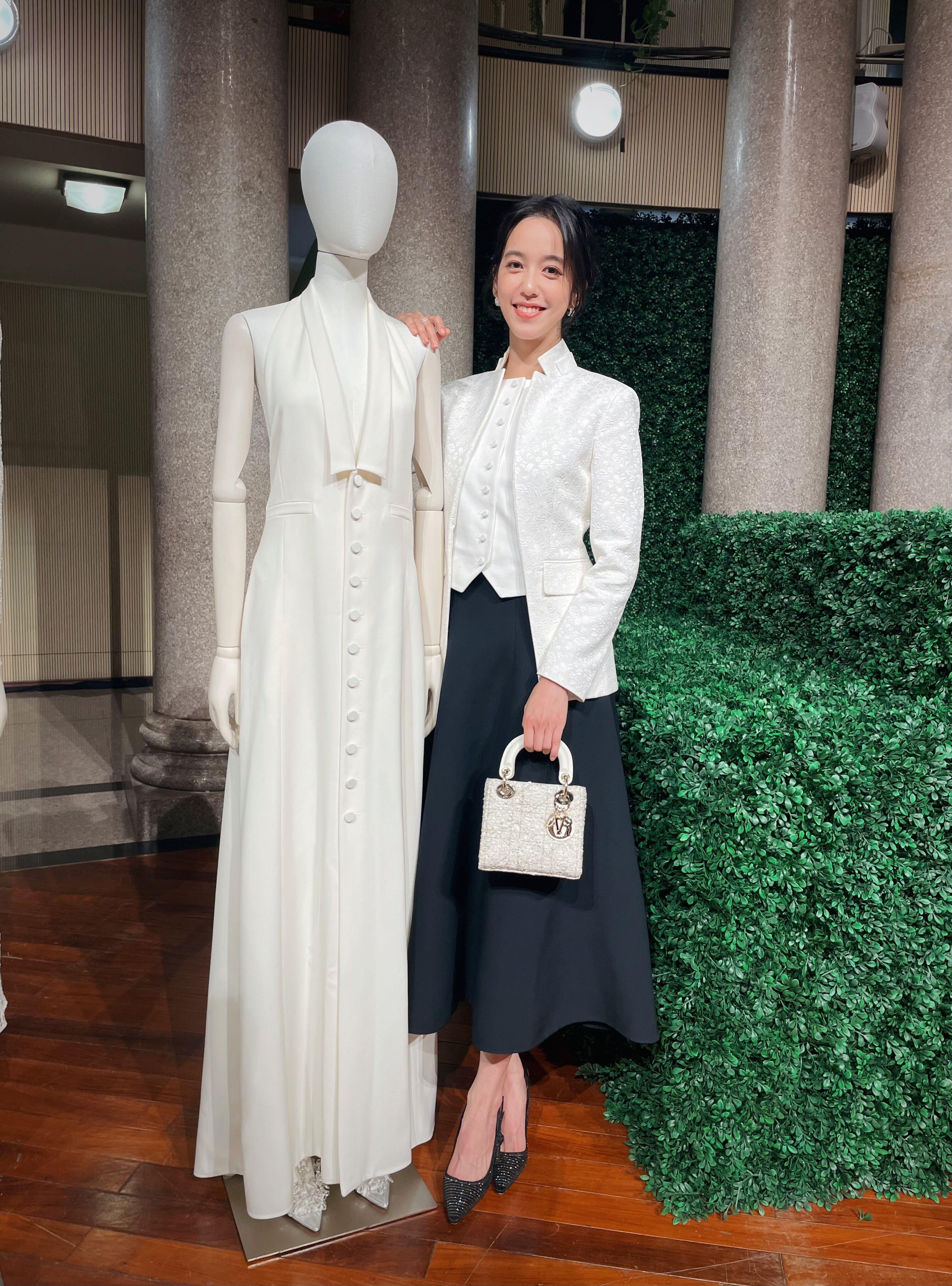 陈庭妮爱“人高马大拿Dior迷你包的反差” 曾敬骅想戒短裤自认私服太邋遢 内容图3 潮正奢/潮品文/潮臻社-实时追踪全球最新奢侈品牌新闻资讯的官网站! ▲陈庭妮Dior。(图/记者林明玮摄)