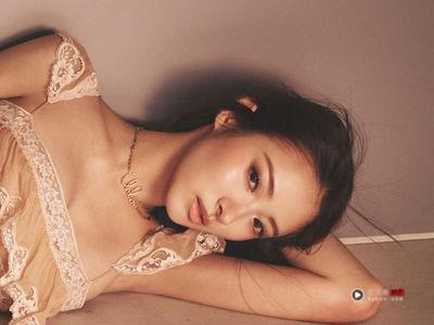 MEOVV成员Anna才看完秀就升格Chloé全球代言人!空灵仙气造型引发讨论