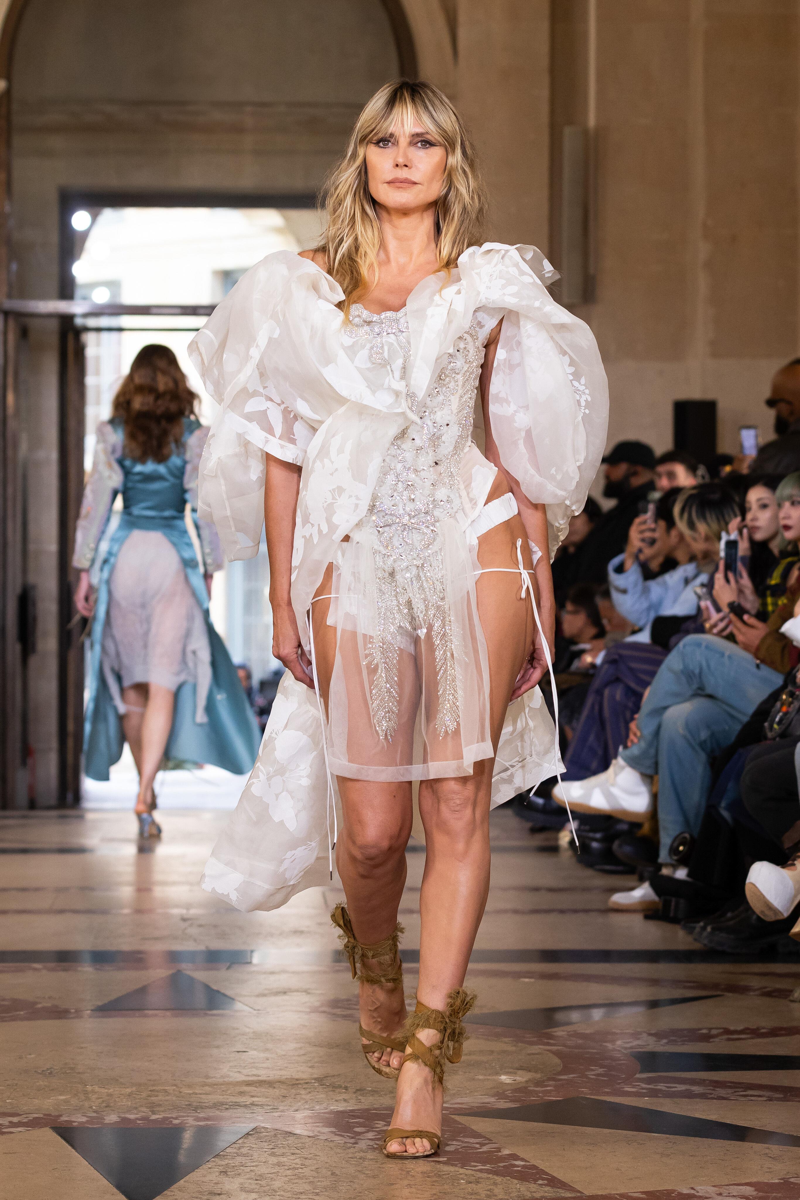 巴黎时装周／agnès b.慢节奏日常优雅　海蒂克隆为Vivienne Westwood走秀 时尚穿搭 图7张