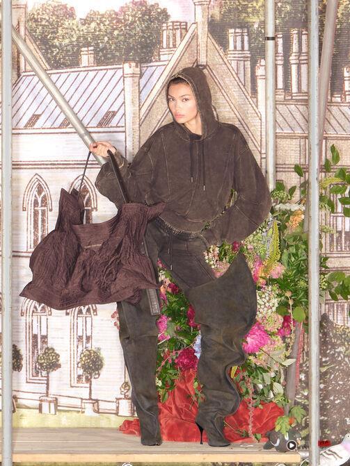 当法式浪漫遇上原宿酷感!agnès b.联名NEIGHBORHOOD瞩目单品一次看 内容图9 潮正奢/潮品文/潮臻社-实时追踪全球最新奢侈品牌新闻资讯的官网站! ▲▼ Glenn Martens 。(图/品牌提供)