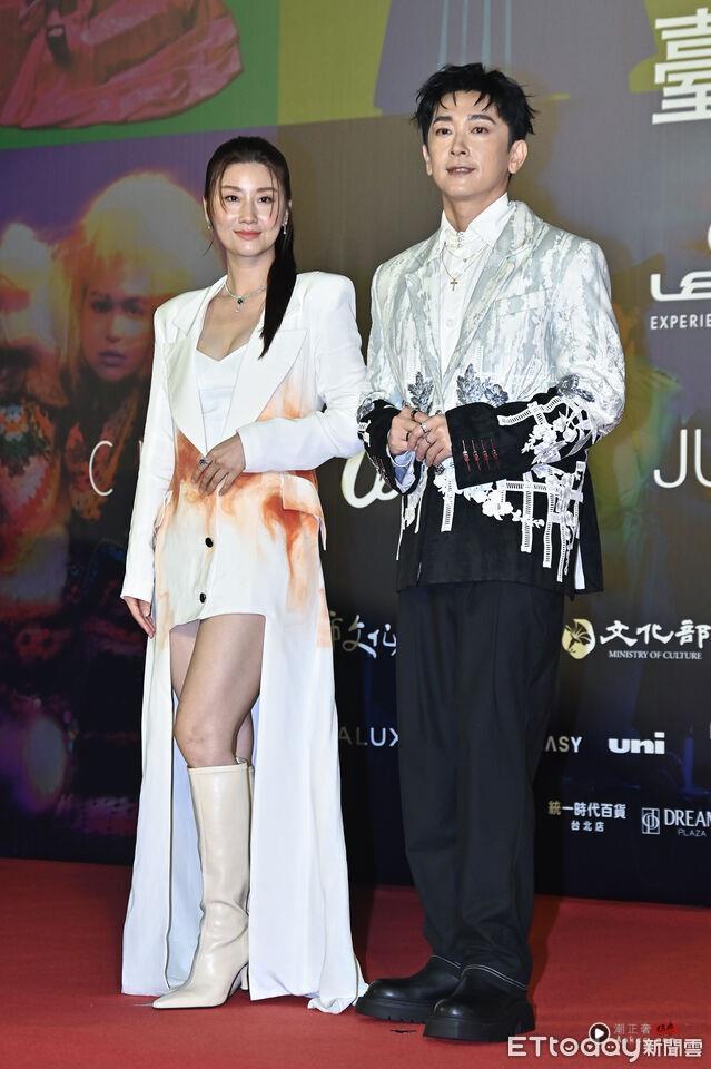 李洙赫“深V露胸”挺台北时装周帅翻 鬼鬼穿镂空刺绣装“拿掉衬裙”辣爆 内容图10 潮正奢/潮品文/潮臻社-实时追踪全球最新奢侈品牌新闻资讯的官网站! ▲▼施名帅、朱芷莹出席《2025 台北时装周》跨界时尚大秀。(图/记者李毓康摄)