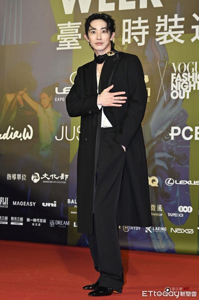 李洙赫“深V露胸”挺台北时装周帅翻 鬼鬼穿镂空刺绣装“拿掉衬裙”辣爆 内容图2 潮正奢/潮品文/潮臻社-实时追踪全球最新奢侈品牌新闻资讯的官网站! ▲▼李洙赫出席《2025 台北时装周》跨界时尚大秀。(图/记者李毓康摄)