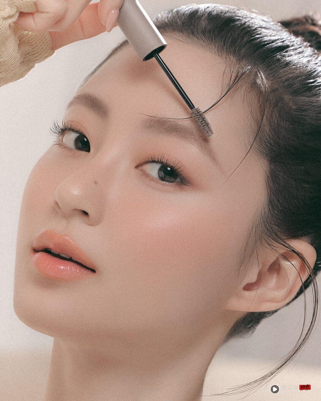 眉毛怎么画更自然?画法、位置一次看 原生感画眉重点在眉眼轮廓 内容图2 潮正奢/潮品文/潮臻社-实时追踪全球最新奢侈品牌新闻资讯的官网站! ▲眉毛画法。(图/翻摄自IG)