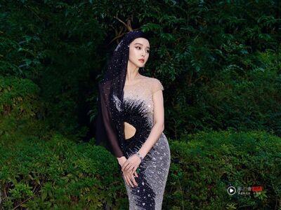 范冰冰水钻礼服尽显玲珑曲线　斗篷变头纱添神秘感