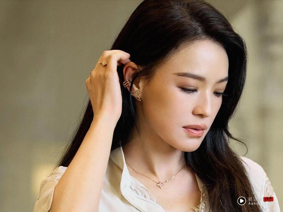 舒淇长发塞耳后闪耀LV耳骨夹 巧搭耳饰松弛感满点 内容图1 潮正奢/潮品文/潮臻社-实时追踪全球最新奢侈品牌新闻资讯的官网站! ▲▼ 舒淇LV 。(图/公关照)