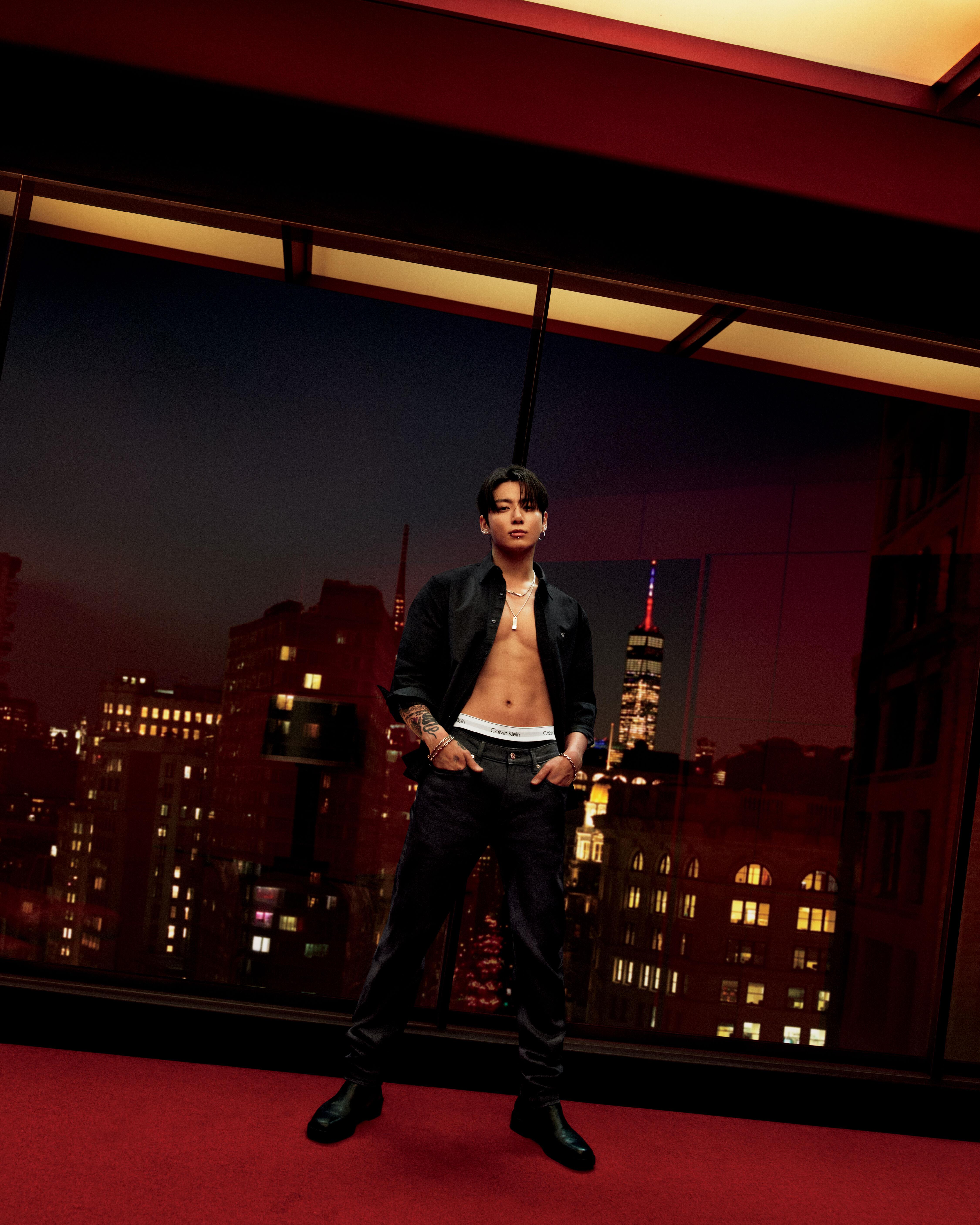 BTS柾国冰块腹肌搭丹宁双倍性感回归!再度穿上Calvin Klein多图放送 内容图3 潮正奢/潮品文/潮臻社-实时追踪全球最新奢侈品牌新闻资讯的官网站! ▲▼柾国再度穿上 Calvin Klein!。(图/品牌提供)