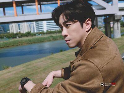 陈汉典爱情滋润更帅　戴MIDO黑表展沈稳气质