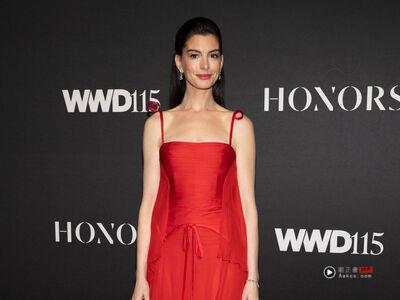 安海瑟薇穿Valentino 2003年经典红裙登场！飘逸雪纺美得毫不费力