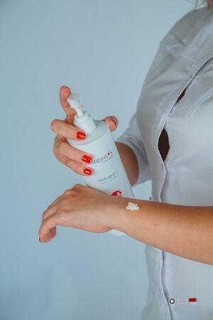 喷对位置很重要!4招教你延长香水留香度 不怕一下子就闻不到 内容图2 潮正奢/潮品文/潮臻社-实时追踪全球最新奢侈品牌新闻资讯的官网站! ▲▼延长香水留香度。(图/Unsplash)