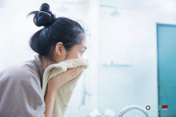 气温骤降!美容油热敷“6步骤”打造透亮光泽 内容图1 潮正奢/潮品文/潮臻社-实时追踪全球最新奢侈品牌新闻资讯的官网站! ▲▼油热敷保养。(图/品牌提供)