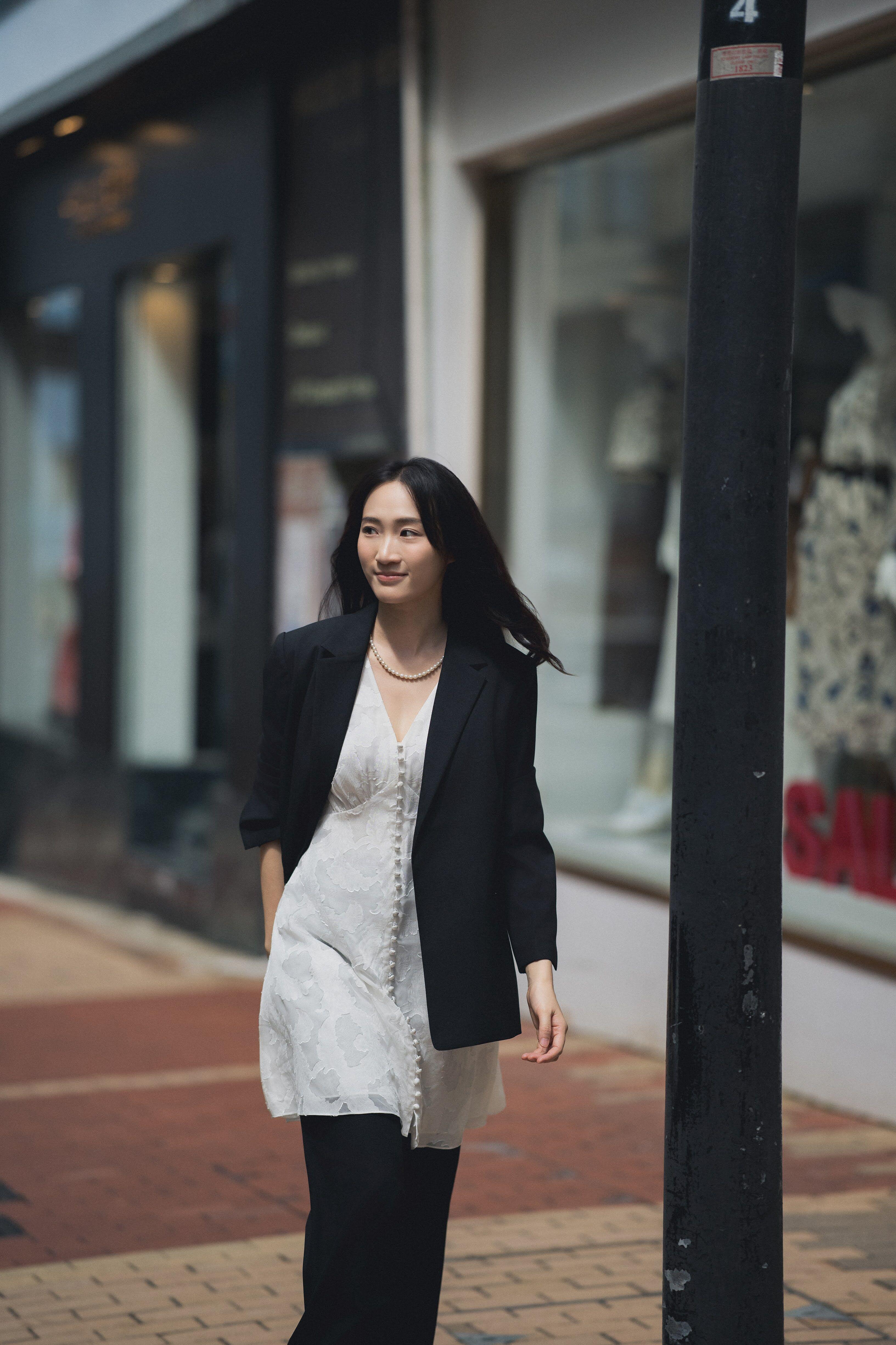 秋冬极简穿法！Club Monaco“温柔奶油白”叠搭营造老钱风优雅日常 时尚穿搭 图2张