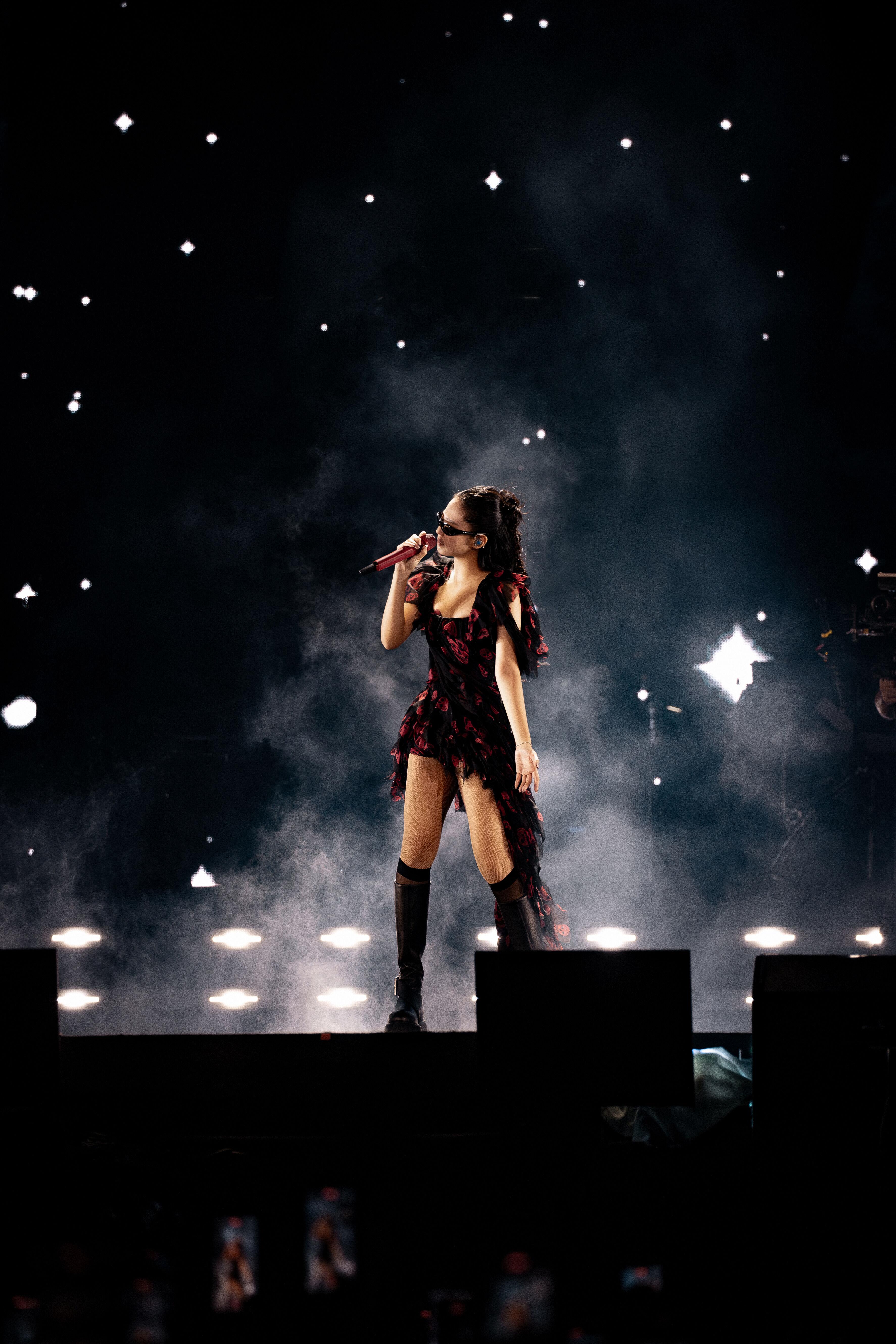 Jisoo格纹迷你裙甜酷风、Jennie霸气登场！McQueen订制超美舞台造型 名人名流 图3张