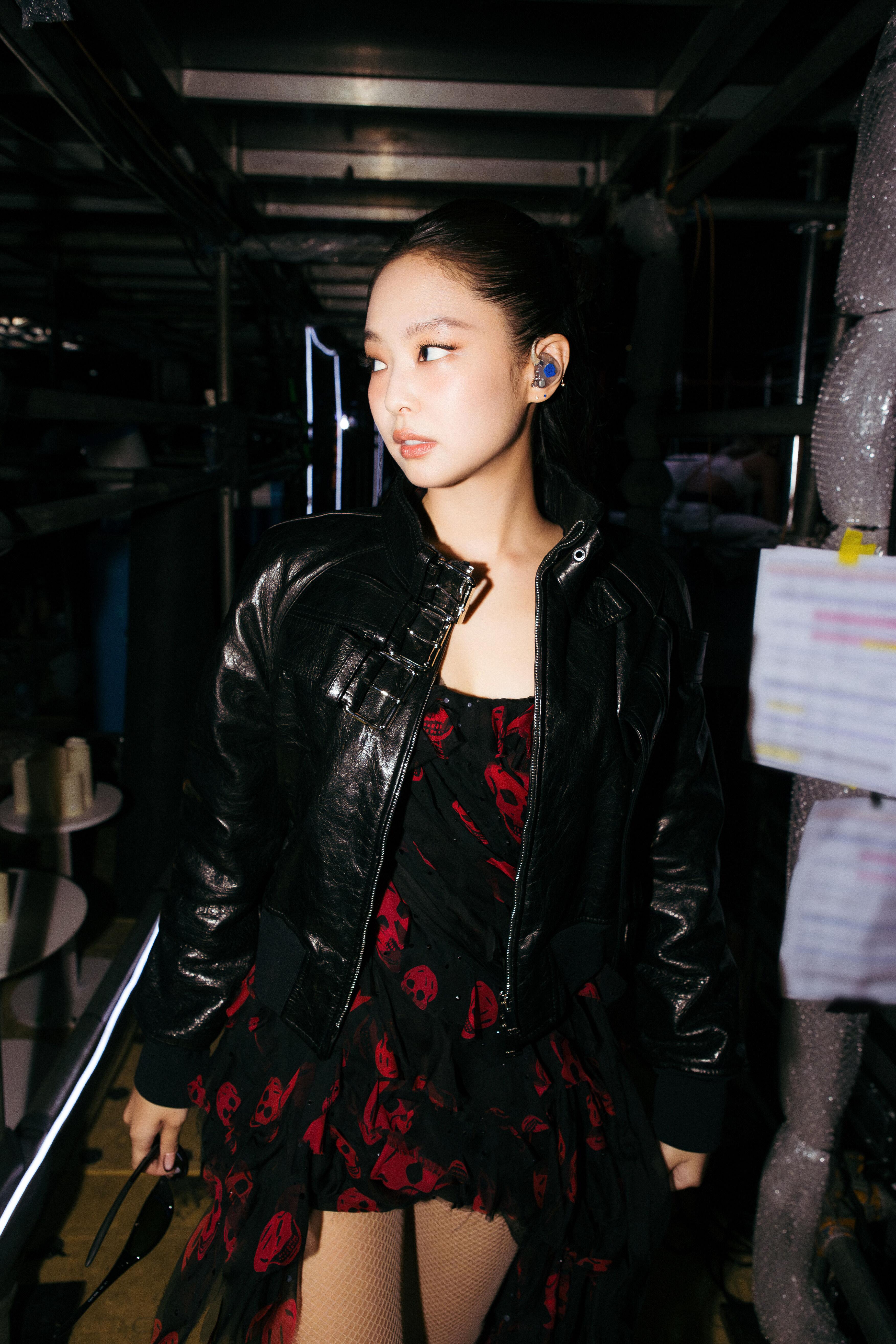 Jisoo格纹迷你裙甜酷风、Jennie霸气登场！McQueen订制超美舞台造型 名人名流 图4张