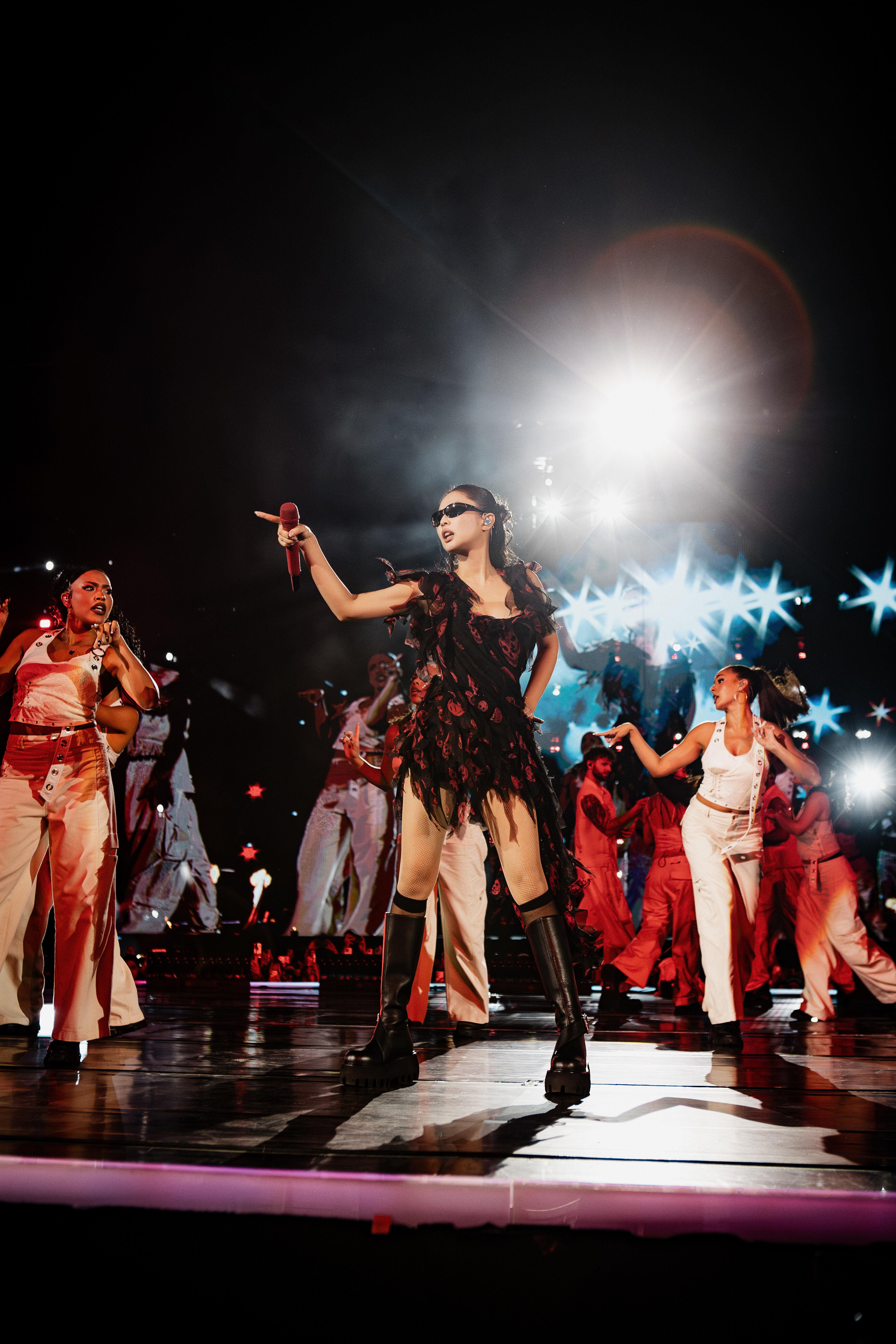 Jisoo格纹迷你裙甜酷风、Jennie霸气登场！McQueen订制超美舞台造型 名人名流 图5张