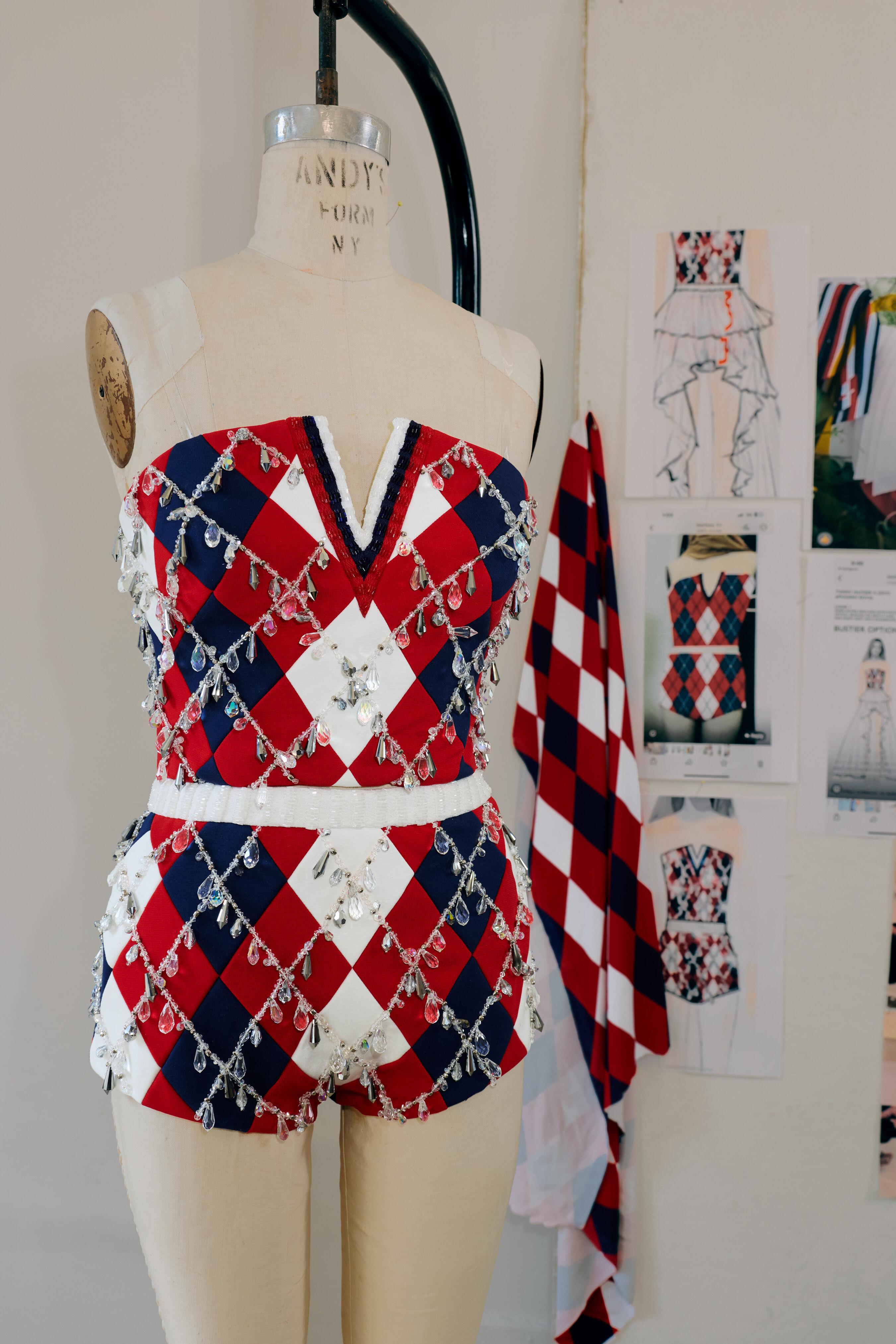 Jisoo格纹迷你裙甜酷风、Jennie霸气登场！McQueen订制超美舞台造型 名人名流 图8张