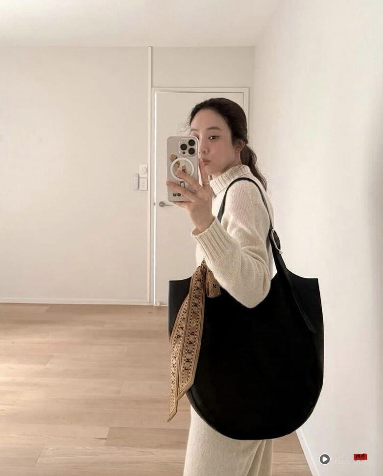 Longchamp又让人跳坑?这颗“圆圆的荔枝包”被网友激推:静奢风黑马 内容图8 潮正奢/潮品文/潮臻社-实时追踪全球最新奢侈品牌新闻资讯的官网站! ▲▼ Longchamp 2025 冬季系列以品牌经典 Le Foulonné 包款 。(图/品牌提供、翻摄自IG)