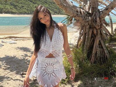 孙芸芸海滨度假洞洞装吸睛　随手晒200万卡地亚行头