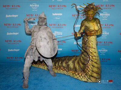 “万圣节女王”海蒂克隆丑到无极限　扮蛇发女妖梅杜莎石化老公