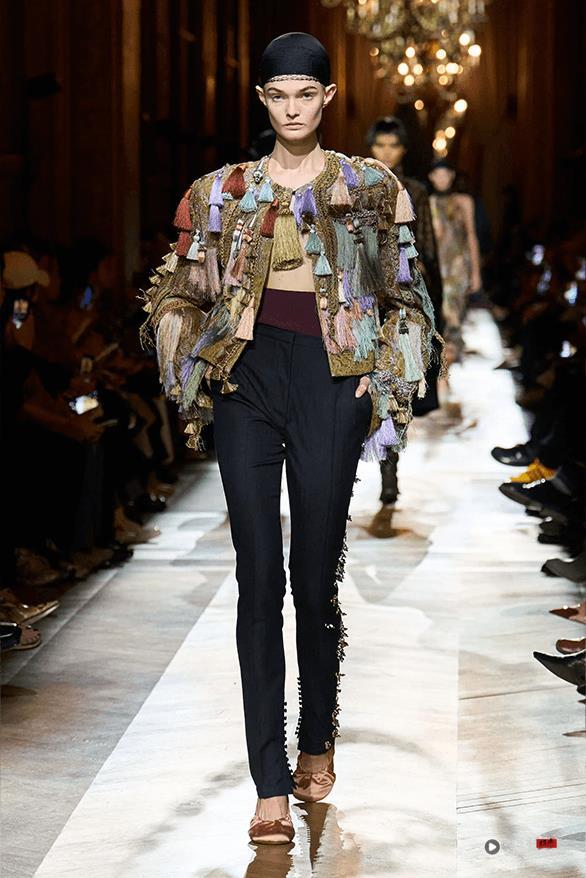 GD开唱就是伸展台!“女装混搭”流苏夹克、水钻西装帅炸了 内容图3 潮正奢/潮品文/潮臻社-实时追踪全球最新奢侈品牌新闻资讯的官网站! ▲▼ Dries Van Noten 。(图/品牌官网)