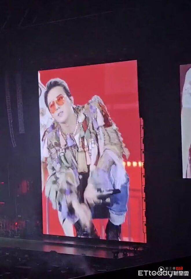 GD开唱就是伸展台!“女装混搭”流苏夹克、水钻西装帅炸了 内容图1 潮正奢/潮品文/潮臻社-实时追踪全球最新奢侈品牌新闻资讯的官网站! ▲▼GD 。(图/读者提供)