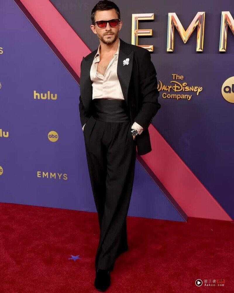 《魔法坏女巫2》Jonathan Bailey 5套现实王子造型 最性感男人西装这样穿 内容图6 潮正奢/潮品文/潮臻社-实时追踪全球最新奢侈品牌新闻资讯的官网站! 最性感男人怎么穿西装?《魔法坏女巫2》Jonathan Bailey五套现实王子造型,从斯文风到性感风全民男神这样穿