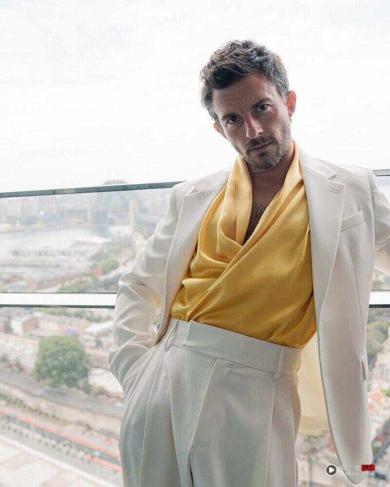 《魔法坏女巫2》Jonathan Bailey 5套现实王子造型 最性感男人西装这样穿 内容图8 潮正奢/潮品文/潮臻社-实时追踪全球最新奢侈品牌新闻资讯的官网站! 最性感男人怎么穿西装?《魔法坏女巫2》Jonathan Bailey五套现实王子造型,从斯文风到性感风全民男神这样穿