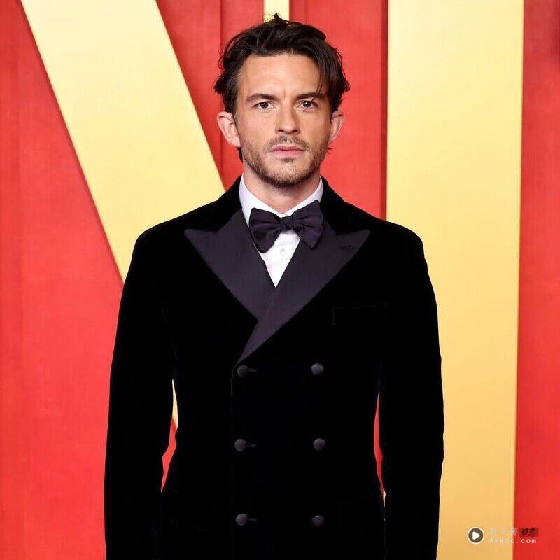 《魔法坏女巫2》Jonathan Bailey 5套现实王子造型 最性感男人西装这样穿 内容图11 潮正奢/潮品文/潮臻社-实时追踪全球最新奢侈品牌新闻资讯的官网站! 最性感男人怎么穿西装?《魔法坏女巫2》Jonathan Bailey五套现实王子造型,从斯文风到性感风全民男神这样穿