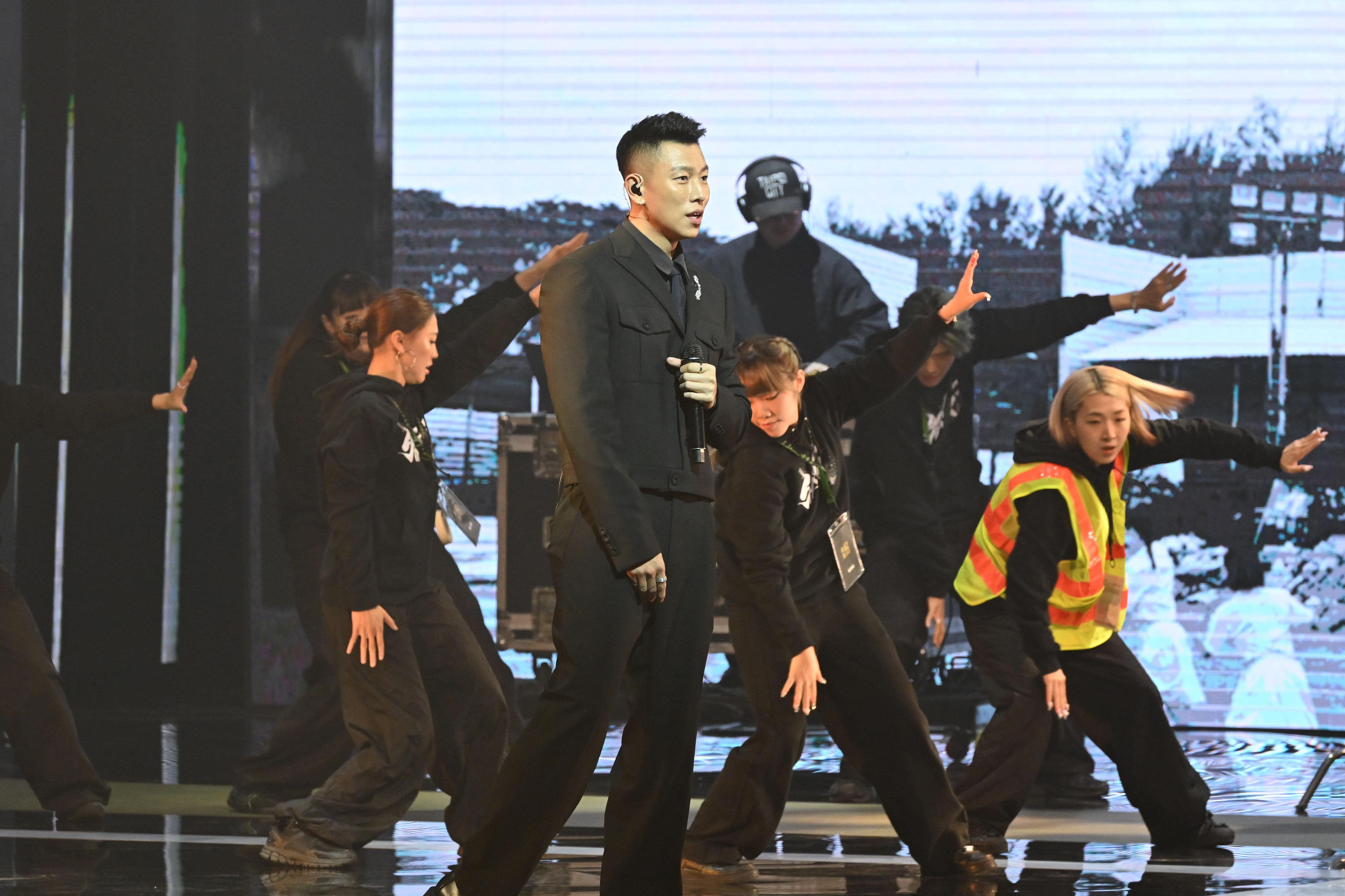 金马时尚/林柏宏GUCCI正装、刘冠廷高领太犯规!瘦子“全黑炫钻”帅炸了 内容图3 潮正奢/潮品文/潮臻社-实时追踪全球最新奢侈品牌新闻资讯的官网站! ▲▼ 金马 。(图/官方提供)